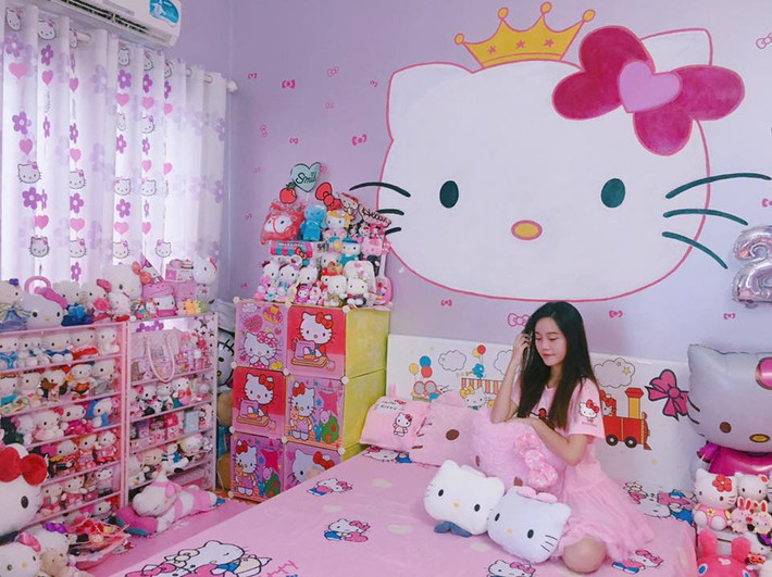 Bước vào facebook của Hương Linh, từ đầu đến cuối người xem đã thấy nổi bật vì những hình ảnh liên quan đến chú mèo Hello Kitty. Từ ảnh bìa, avatar, ảnh nổi bật cho đến những những bức hình đăng lên hàng ngày, chẳng có lúc nào mà Kitty không góp mặt.