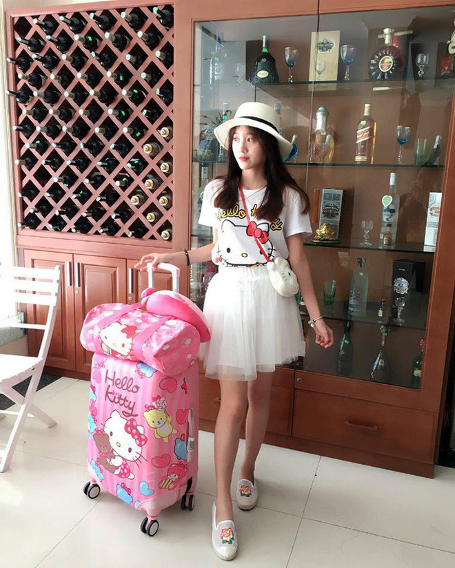 Sau khoảnh khắc vụt sáng trên mạng xã hội, cô bạn Hương Linh còn khiến nhiều người bất ngờ với bộ sưu tập khá khủng về mèo Kitty của mình được đăng tải mới đây.