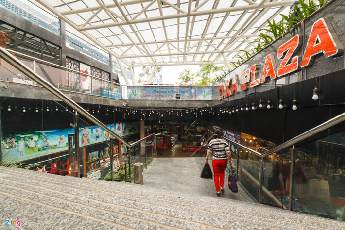 Với tổng diện tích tầng hầm rộng 11.000 m2, Sense Market dành hơn 6.000 m2 làm bãi đậu xe với sức chứa khoảng 150 ôtô và 600 xe máy, 5.000 m2 còn lại là chợ ẩm thực và mua sắm.