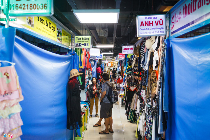 Nằm cạnh khu Asiana Food Town là khu mua sắm Taka Plaza với hơn 400 gian hàng lớn nhỏ, cung cấp các mặt hàng như quần áo, đồ lưu niệm, giày dép, túi xách,...