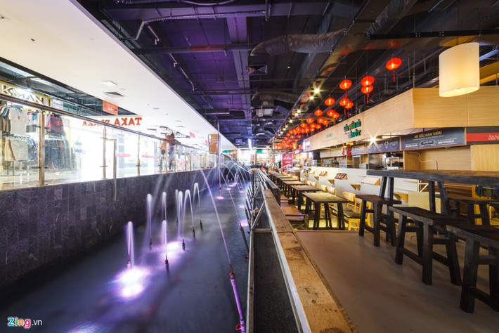 Khu ẩm thực được đặt tên là Asiana Food Town. Với ý tưởng kết hợp giữa truyền thống và hiện đại, khu ẩm thực được trang trí đẹp mắt, ấm cúng, gợi nhớ về một không gian ẩm thực đường phố châu Á xưa. Tại đây có gần 100 cửa hàng, bán các món ăn của Việt Nam, Lào, Campuchia, Nhật Bản, Singapore, Ấn Độ,... và có hơn 300 chỗ ngồi cho khách hàng thưởng thức các món ăn.