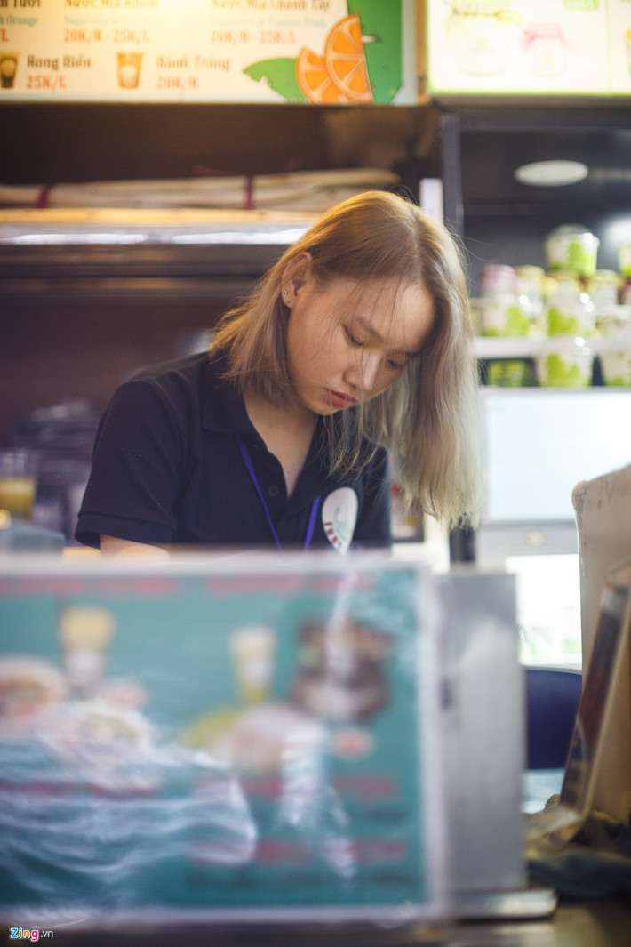 Gần đó, tại quầy giải khát, bạn Kim Hồng Vinh (23 tuổi), đang xay nước mía cho khách, với giá là 15.000đ/ly. Vinh cho biết đây là lần đầu tiên bạn đi bán hàng và cảm nhận khu phức hợp dưới lòng đất này rất đông vui, nhộn nhịp.
