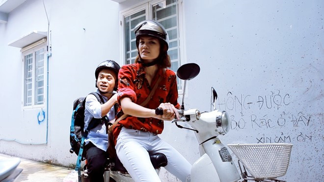 Nhiều người nghĩ đây là bức ảnh mẹ đưa con đi học nhưng thực sự, chàng lùn Xuân Tiến đang được cô người yêu chân dài tới một sự kiện.