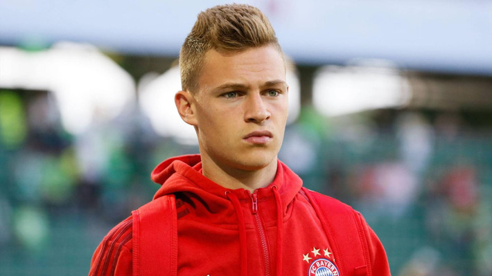 Mourinho muốn có sao Bayern: Theo thông tin chuyển nhượng bóng đá mới nhất từ tờ Kicker (Đức), Mourinho đang rất để tâm đến hậu vệ trẻ Joshua Kimmich, người được coi là truyền nhân của Philipp Lahm ở Bayern Munich. Nhưng “Quỷ đỏ” sẽ phải cạnh tranh khốc liệt với đại kình địch cùng thành phố Man City để mong có được chữ ký của cầu thủ mới 22 tuổi hè này. Kimmich là một cầu thủ rất đa năng. Ngoài vị trí hậu vệ phải, anh còn có thể đá trung vệ hoặc tiền vệ trung tâm. Ảnh: Kicker.
