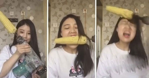 Cách đây 1 năm, dân mạng từng kinh hãi chứng kiến trào lưu ăn ngô bằng máy khoan lên ngôi và hậu quả để lại thật khôn lường. Có người đã mất nguyên hàm răng khi nghịch dại, chạy theo trào lưu này. Còn với riêng cô nàng Lưu Kiều Kiều, trong lần thử ăn ngô bằng máy khoan đầu tiên cô đã gặp tai nạn và bị mất cả một mảng tóc trên đầu. Ảnh trong bài: Weibo nhân vật.
