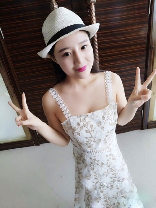 Sau tai nạn mất tóc vì ăn ngô bằng máy khoan, Lưu Kiều Kiều không chỉ gây cười cho dân mạng mà còn khiến nhiều người nhận ra được vẻ yêu kiều và xinh đẹp của cô nàng hot girl xứ Trung này.