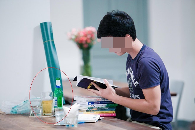 Với một đống tài liệu trước mặt nhưng phải có chút cồn vào, các sinh viên mới đủ dũng khí để đánh vật với con chữ. Ảnh trong bài: Sưu tầm Facebook.