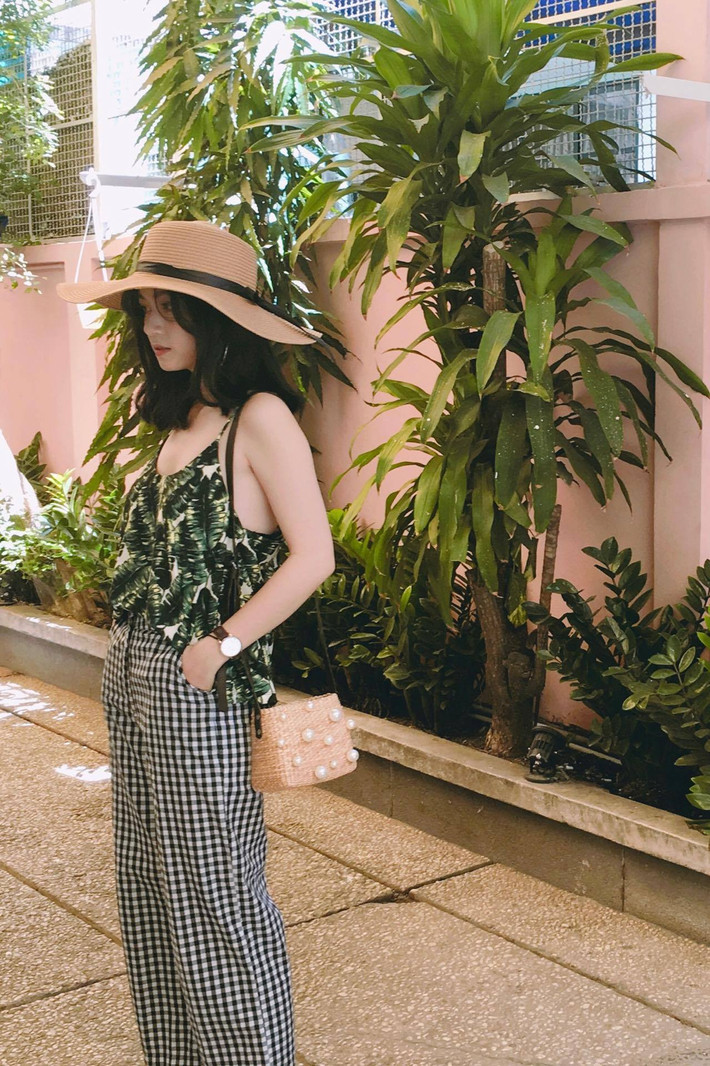 Sở hữu gương mặt ưa nhìn với những đường nét tinh xảo, làn da trắng hồng cùng đôi mắt hút hồn, Trang Ly quả thật chẳng khác gì thỏi nam châm hút sự chú ý của mọi người mỗi khi xuất hiện.