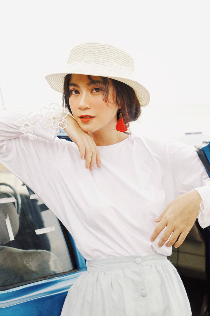 Sở thích của Trang Ly mỗi khi có thời gian rảnh đó là chơi đàn guitar, đọc sách, làm bánh, và dọn dẹp nhà cửa.