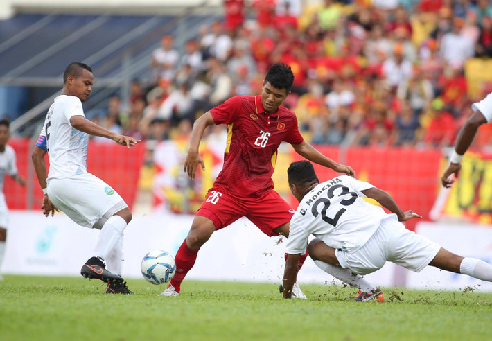Còn với tờ Tờ FourFourTwo một trong những tờ báo có nhiều ấn phẩm ở châu Á lại viết: “Việt Nam dễ dàng vượt lên dẫn trước 3-0 trong hiệp 1. Sau đó, Công Phượng đã ấn định chiến thắng 4-0. Chiến thắng này đã giúp U22 Việt Nam dẫn đầu bảng B”. Tờ báo này cũng cho rằng U22 Thái Lan quá lãng phí cơ hội, khiến cho họ lỡ chiến thắng trong ngày ra quân. Ảnh: FourFourTwo