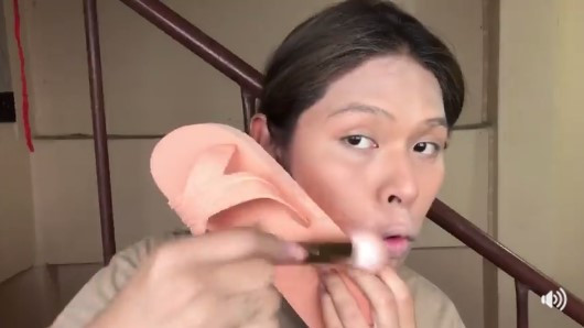 Từ đoạn clip có thể thấy, cô nàng người Thái Lan đã sử dụng dụng cụ trang điểm là chiếc dép tông trong việc xoa nhẵn lớp phấn trên khuôn mặt rồi sau đó giữ chặt gương mặt để kẻ lông mày.