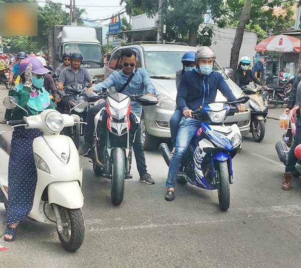 Khi các chàng trai có chiều cao khiêm nhưng lại có niềm đam mê rất lớn với những chiếc xe mô tô phân khối lớn. Nhiều người đã đặt tên cho bức ảnh này đó là "châu chấu cưỡi voi".