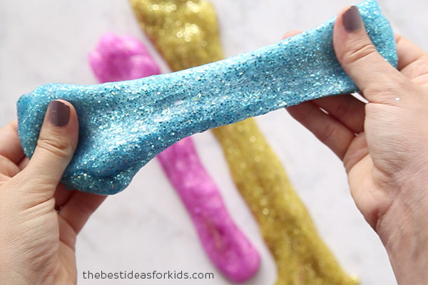 Slime thường được làm từ nhựa tổng hợp lỏng sệt, có màu sắc sặc sỡ và kim tuyến bắt mắt, lúc nắn bóp, tạo hình thường phát ra âm thanh vui tai, thú vị.