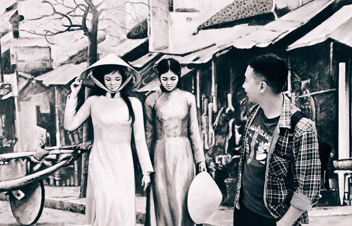 Người phụ nữ Hà Nội đoan trang trong tà áo dài và chiếc nón lá. Ảnh trong bài: Lê Minh Sơn.