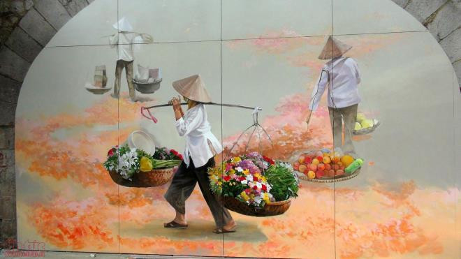 Khu phố ngày nào còn tấp nập chợ buôn bán ở lòng đường, vỉa hè với mùi tanh nồng nặc giờ bỗng trở nên tươi mới lạ, rực rỡ hơn, sắc màu hơn với những bức tranh bích họa cỡ lớn đầy màu sắc.