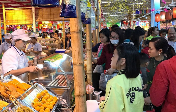 11h30, các gian hàng phục vụ đồ ăn sẵn chật kín khách.