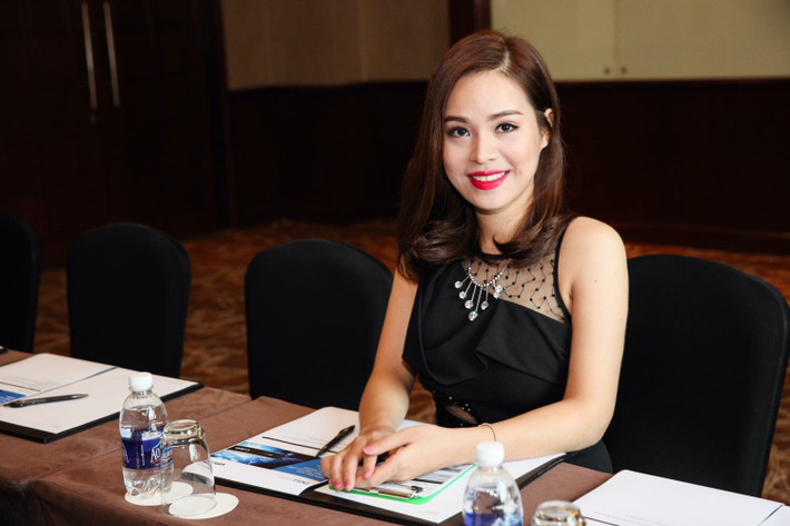 Nữ MC song ngữ Giang Hồng tên đầy đủ là Giang Thị Hồng (SN 1994) tại Hà Nội. Cô bạn này từng là sinh viên khoa Thông tin thư viện trường Đại học Khoa học xã hội và nhân văn Hà Nội, Đại học Quốc Gia Hà Nội.