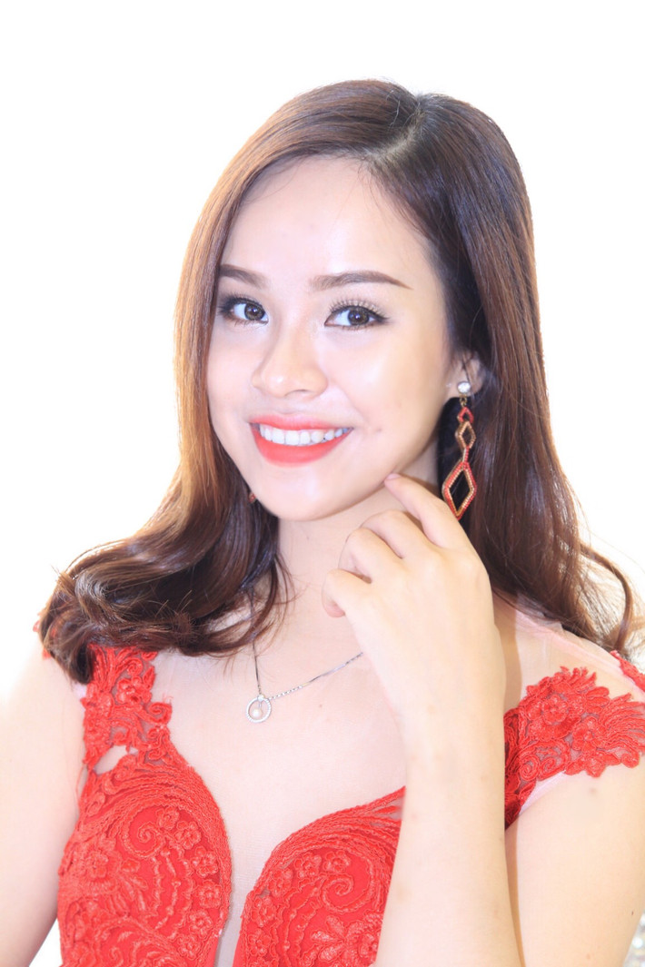 MC là nghề được nhiều bạn trẻ ước mong nhưng nó cũng đầy thử thách bởi yêu cầu người làm nghề phải có kiến thức rộng, đặc biệt là khi vào vai trò dẫn chương trình song ngữ như trường hợp của cô bạn 9X trên Giang Hồng.