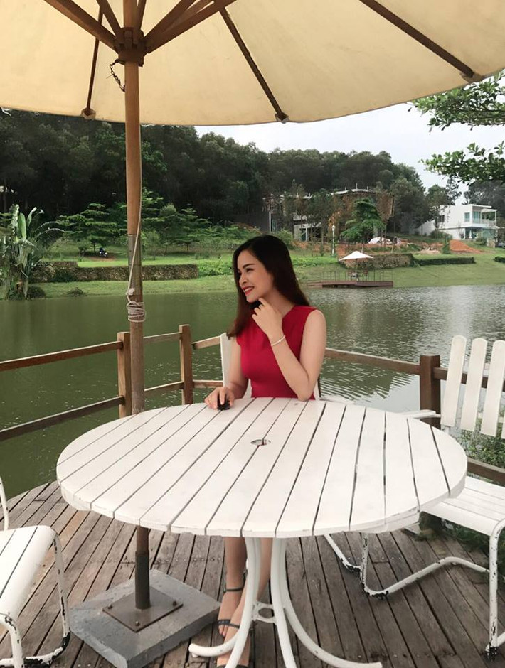 Không chỉ sở hữu vốn kiến thức sâu rộng, khả năng ăn nói hoạt bát và chất giọng có hồn, Giang Hồng còn khiến nhiều người chú ý tới mình bằng chính hình thể thon gọn và khuôn mặt ưa nhìn.