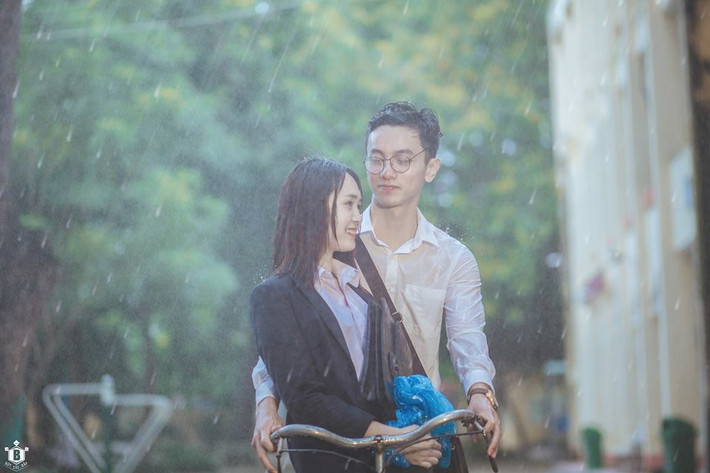 Thêm nữa, bộ ảnh được chụp tại trường THPT Khoái Châu (Hưng Yên) nên rất nhiều các bạn học sinh đã hò hét khiến cả ê kíp rất ngại ngùng khi thực hiện những cảnh tình cảm.