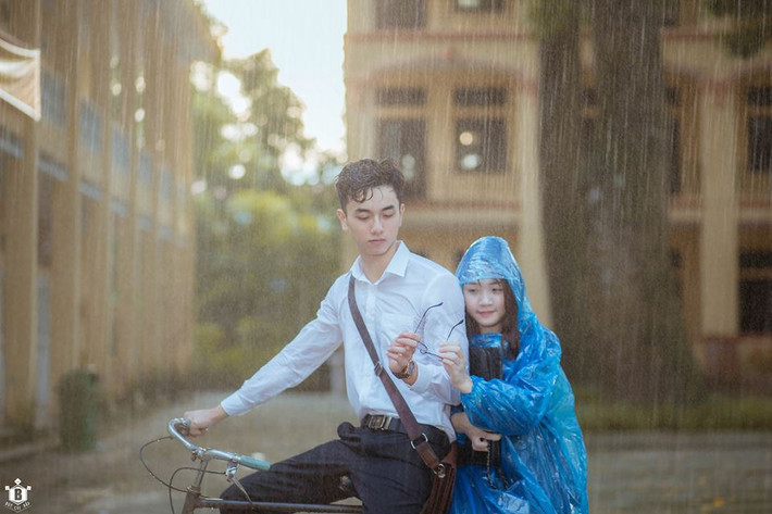 Cận cảnh bức ảnh khá tình cảm của các nhân vật trong bộ ảnh "Thầy giáo mưa" phiên bản 6 múi đang đình đám trên mạng xã hội. Ảnh trong bài: Facebook Đỗ Xuân Bút.