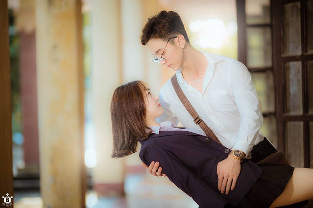 Sau khi một bức ảnh trong bộ ảnh thầy giáo mưa được chia sẻ trên mạng, dân mạng tỏ ra vô cùng phấn khích với nhân vật nam thầy giáo với vẻ ngoài điển trai, cơ thể săn chắc, khuôn mặt đẹp cùng với đó là áo sơ mi trắng đậm chất soái ca.