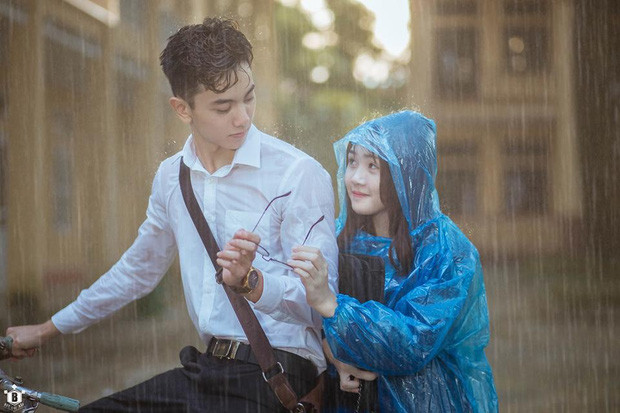 Để thực hiện bộ ảnh này, ê kíp thực hiện đã phải rất vất vả để đi tìm kiếm đạo cụ đó là chiếc xe đạp sao cho cổ như trong MV gốc và sau đó phải đạp chiếc xe đó gần chục cây số để đến địa điểm chụp.