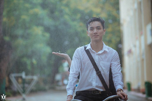 Nói về "Thầy giáo mưa" Đoàn Thanh Tú, dân mạng nhận xét rằng ngoài vẻ ngoài điển trai, anh chàng này còn có nụ cười có lúm đồng tiền cùng những góc nghiêng vô cùng cuốn hút đã khiến rất nhiều người không khỏi "say nắng".