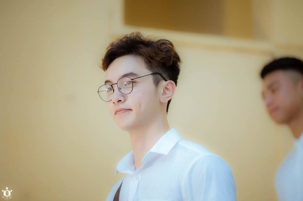Những bức ảnh trong bộ ảnh "Thầy giáo mưa" phiên bản 6 múi của nhiếp ảnh gia Đỗ Xuân Bút đã tái hiện lại rất nhiều cảnh ấn tượng trong MV gốc của ca sĩ Hương Tràm như cảnh hai nhân vật chính đèo nhau dưới mưa, cảnh thầy giáo nhanh tay đỡ cho Vy khỏi ngã.