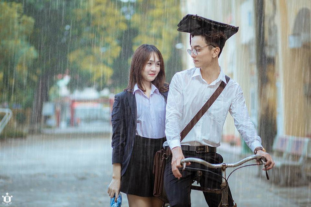 Cũng theo tìm hiểu của dân mạng, tấm ảnh này thuộc bộ ảnh cover MV "Em gái mưa" của nhiếp ảnh Đỗ Xuân Bút và người vào vai "thầy giáo soái ca" đó là Đoàn Thanh Tú.