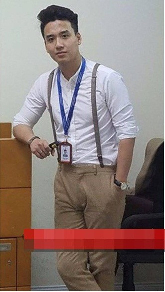 Mới đây trên trang fanpage của trường ĐH FPT, một bức ảnh thầy giáo trẻ đang giảng dạy được các thành viên chia sẻ. Ngay sau đó, thầy giáo với vẻ ngoài "như nam thần" đã nhận được sự quan tâm lớn từ cộng đồng mạng và bỗng chốc trở thành cái tên được nhiều dân mạng săn lùng ráo riết.