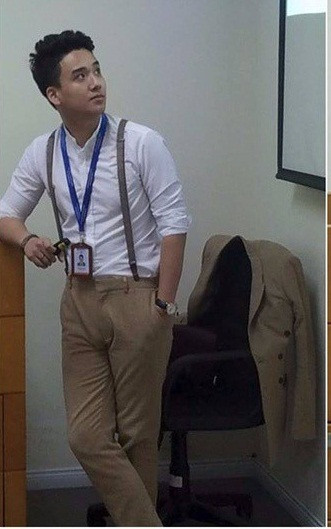 Không phụ công mong ngóng "link xanh" từ cộng đồng mạng, thầy giáo điển trai xuất hiện trong bức hình cũng được cộng đồng mạng nhanh chóng tìm ra.