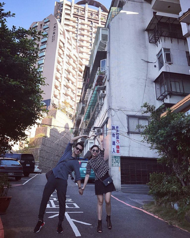 Nhớ lại ngày đầu mới quen nhau, Tùng Nhân đã ấn tượng với cô gái có cái nickname trang cá nhân hơi giống với "người đẹp chuyển giới" Happy Polla. Hơn nữa "soái ca" Tùng Nhân ấn tượng với cô gái người Lào có khả năng nói, viết tiếng Việt rất giỏi và còn là thông dịch viên tiếng Thái nên liều mình quyết định nhắn tin làm quen tìm hiểu.