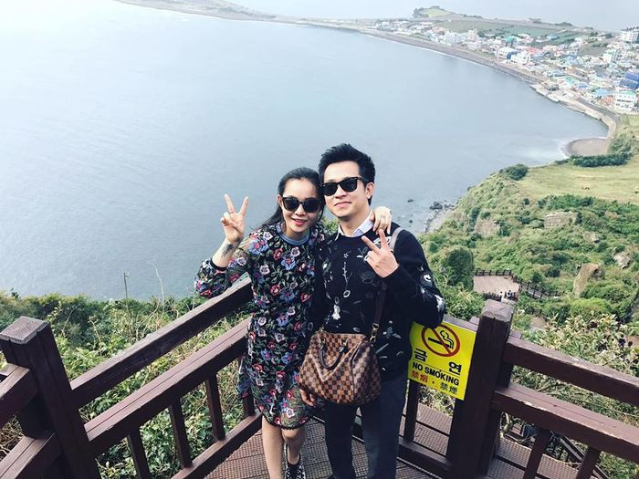 "Cách đây 2 năm mình đã làm lễ kỉ niệm 1 năm yêu nhau ở bãi biển và tròn 3 năm khi tình yêu đủ lớn thì quyết định bí mật làm cầu hôn cho cô ấy. Cả 2 sự việc đều bí mật vì mình muốn dành cho cô ấy sự bất ngờ, hạnh phúc nhất." anh chàng soái ca Việt cho biết thêm.