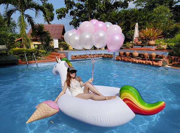 Nếu spinner thu hút các bạn nam, slime được các bạn teen đặc biệt yêu thích thì phao bơi khổng lồ lại chính là món đồ không thể thiếu của những cô nàng mê du lịch và chụp ảnh sống ảo. Manh nha từ hồi 2016 nhưng hè năm nay, phao bơi khổng lồ mới phát huy được "công lực" thực sự của mình khi thường xuyên xuất hiện trong các chuyến du lịch.