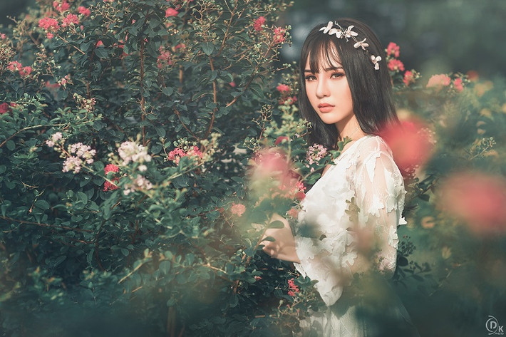 Không chỉ xinh đẹp, cô bạn 9X xinh đẹp này còn tỏ ra vô cùng đa năng khi sở hữu loạt thành tích trong học tập và hoạt động nghệ thuật khiến nhiều người phải ngưỡng mộ.