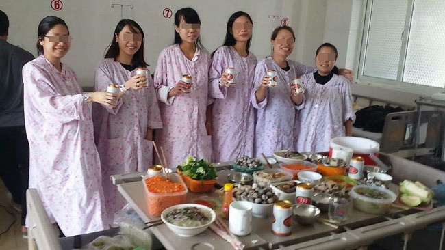 Tuy nhiên với nhiều người lại ủng hộ việc chị em phụ nữ nhậu bởi họ cho rằng ở xã hội hiện đại, tại sao cánh nam giới có thể ngồi nhậu say sưa với bạn bè để nói dăm ba câu chuyện phiếm mà phụ nữ lại không thể làm việc đó.