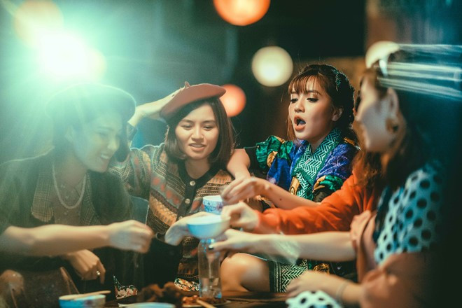 Những hình ảnh chị em trên bàn nhậu không chỉ xuất hiện ở ngoài đời thường mà nó còn xuất hiện trong phim ảnh hay các MV ca nhạc.