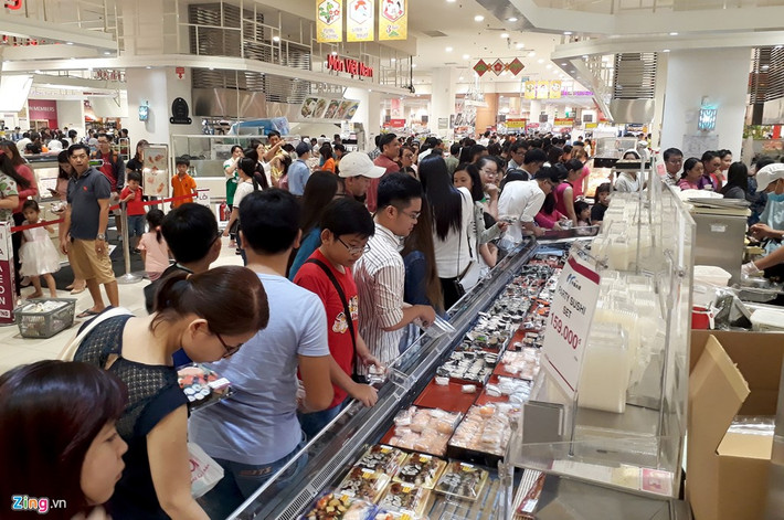Những quầy đồ ăn chế biến sẵn luôn thu hút khách với đa dạng các món có giá từ 20.000-150.000 đồng.