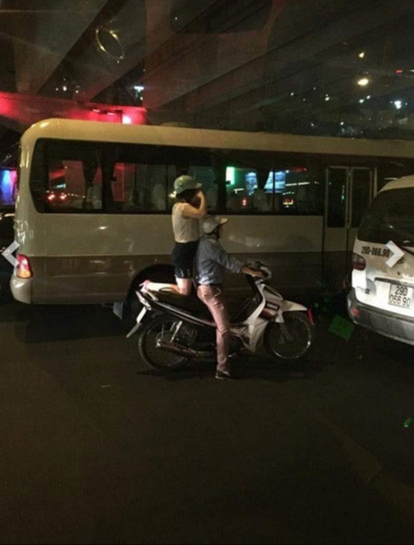 Những tư thế ngồi như quay ngược lại, gác chân lên có thể khiến người điều khiển phương tiện không tập trung và khó khăn trong việc xử lý các tình huống.