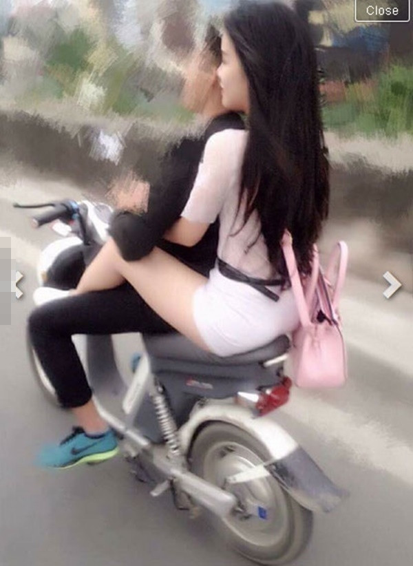 Và đây cũng là một ví dụ "điển hình" cho dáng ngồi "sai trái" của một cặp đôi khác. Phải chăng phải đúng tư thế này thì mới... chứng tỏ được tình yêu?