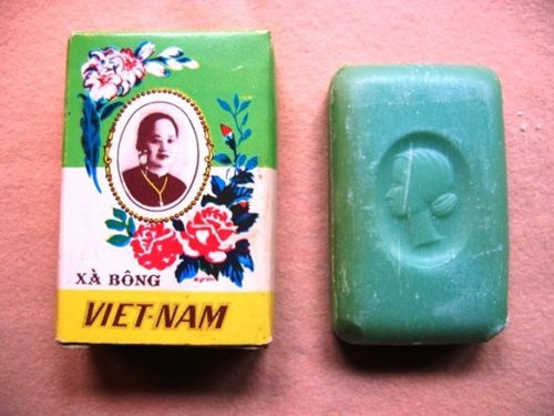 Có một thời, xà bông, sữa tắm “Cô Ba” là món mỹ phẩm không thể thiếu của các bà, các cô từ miền Đông Nam bộ đến miền Tây Nam bộ. Ông chủ của thương hiệu này là tỷ phú người Việt gốc Hoa Trương Văn Bền.