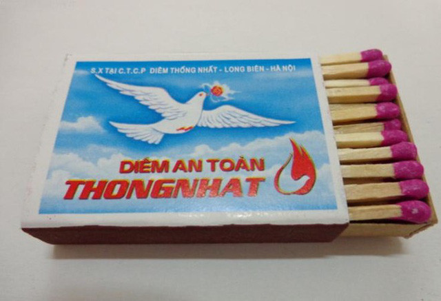 Mở đầu cho bộ sưu tầm những món đồ huyền thoại của những năm 1990 chính là diêm Thống Nhất. Thời điểm nhà nhà đều đun bếp dầu, bếp than, nam giới thường bầu bạn với chén trà và điếu thuốc lào thì diêm Thống Nhất trở thành vật phẩm không thể thiếu. Cho đến nay, diêm Thống Nhất vẫn còn được sử dụng rộng rãi và với nhiều bạn trẻ thuộc thế hệ 8X, 9X, món đồ này chứa đựng vô vàn kỷ niệm.