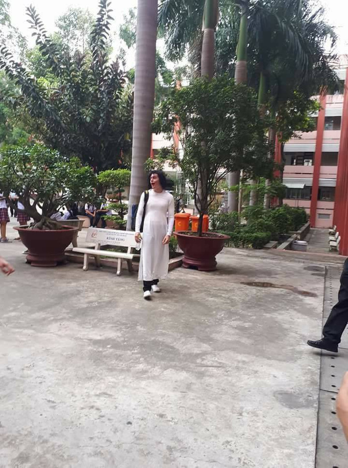 Nhân dịp Halloween, thầy Chris đã tranh thủ hóa thân thành "cô giáo" Việt Nam với tà áo dài thướt tha để tạo ra sự khác biệt và tạo niềm vui cho các học sinh nhân ngày lễ hóa trang.