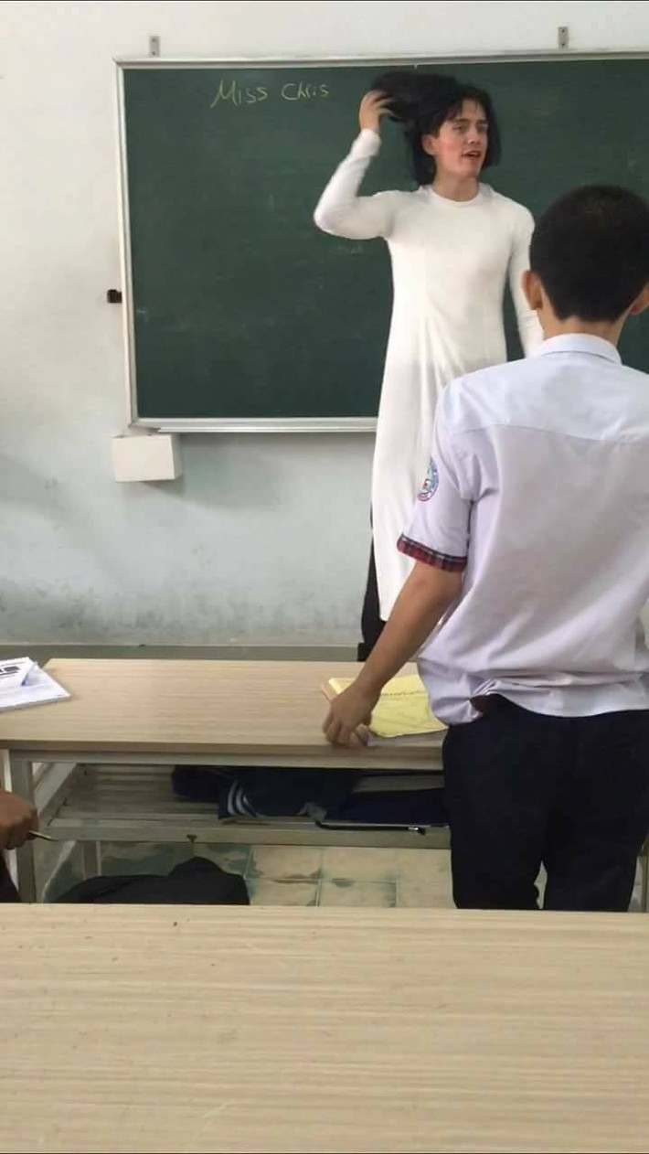 Cụ thể là chẳng biết lấy từ đâu ra và chuẩn bị từ bao giờ, thầy giáo ngoại quốc có riêng một bộ áo dài vừa vặn với mình, một bộ tóc giả hơi rũ rượi và hóa thân thành một "cô giáo phiên bản lỗi".