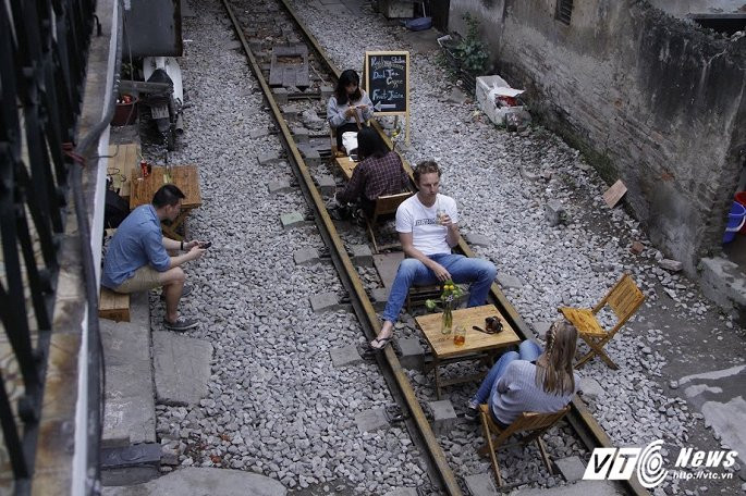 Đa số khách đến uống cà phê tại đây là người nước ngoài.