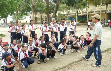 Nickname Hoàng Tuấn chia sẻ thêm rằng: "Nói vậy thôi chứ các bạn nữ cũng có nhiều thế mạnh lắm, thử thi nhảy dây xem, chưa chắc các anh em đã ăn được đâu nhé. Mình là minh chứng rồi, các chị nhảy dây cực siêu khiến anh em phải lác mắt".