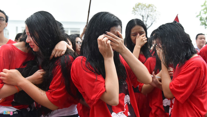 Không khí bỗng lắng đọng với những bài hát về tuổi học trò, kỷ niệm thời áo trắng.