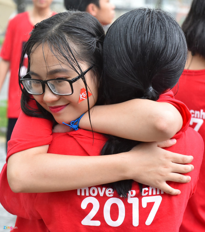 Sau đó, Tự Long đưa ra những lời khuyên thấm thía về lưu giữ kỷ niệm. Anh kêu gọi các bạn trẻ hãy ôm nhau, hôn vào má nhau bởi chỉ ngày mai thôi, có người đã ở một phương trời khác.