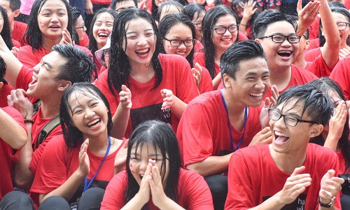 Những câu chuyện qua cách kể hài hước của danh hài làm cho các bạn trẻ cười nghiêng ngả.